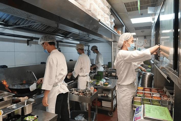 掌握这2大技巧，餐厅服务员也能’眼力劲儿’十足