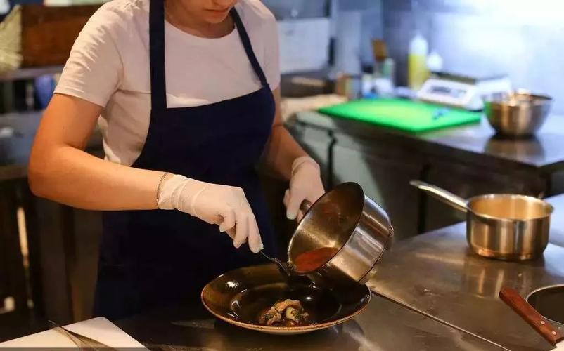 餐饮服务业食品加工制作过程中不得存在这些行为！